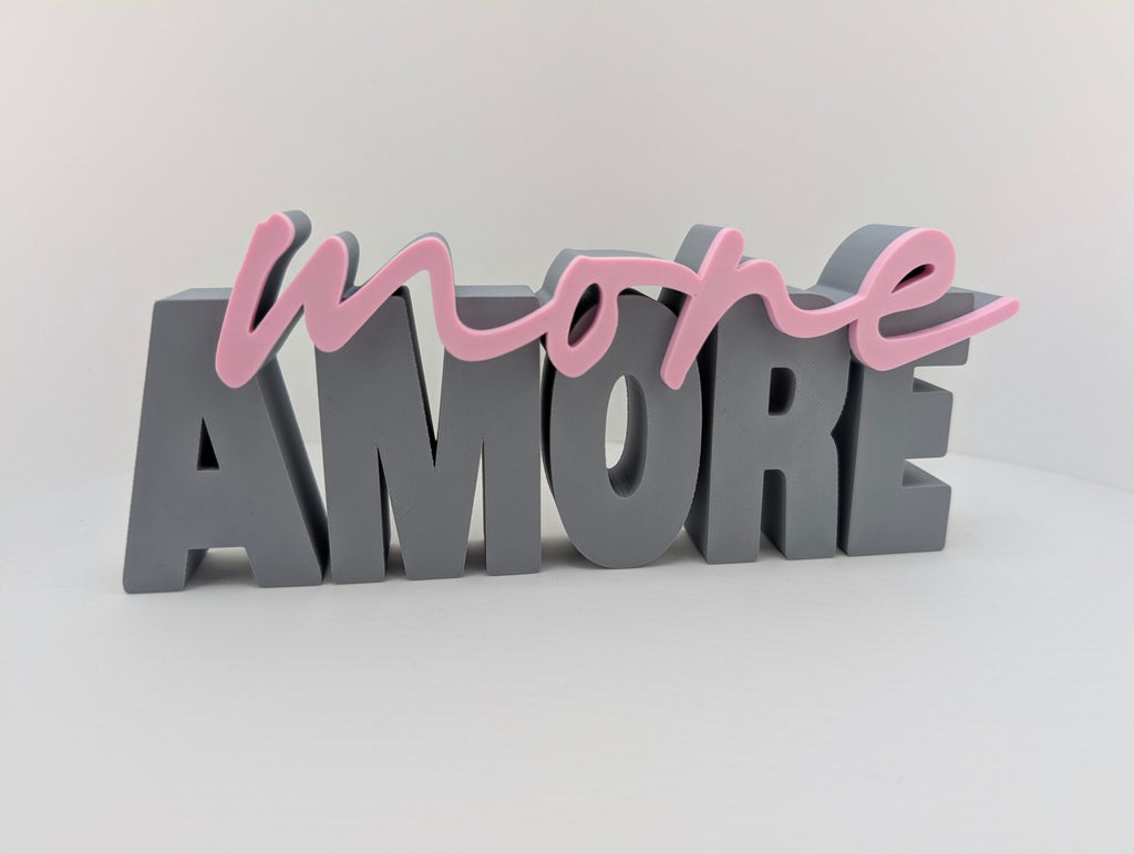 bymelli schriftzug "more amore" deko aus dem 3d-druck in grau und rosa
