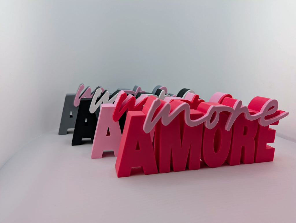bymelli schriftzug "more amore" deko aus dem 3d-druck in verschiedenen farben