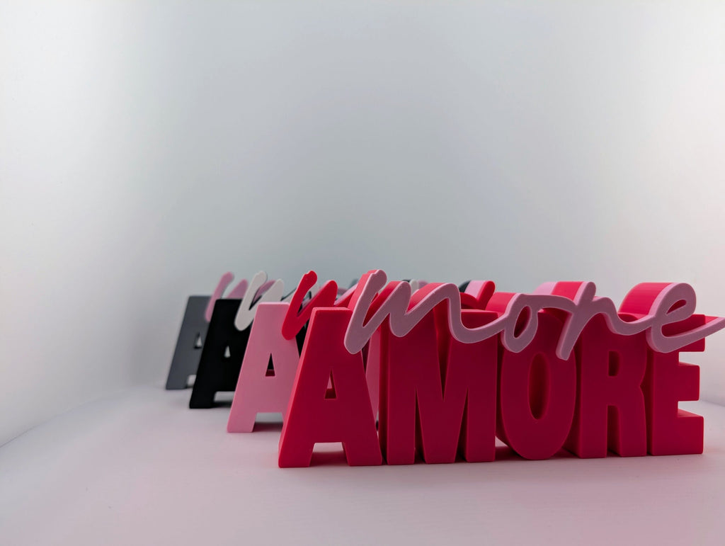 bymelli schriftzug "more amore" deko aus dem 3d-druck in verschiedenen farben