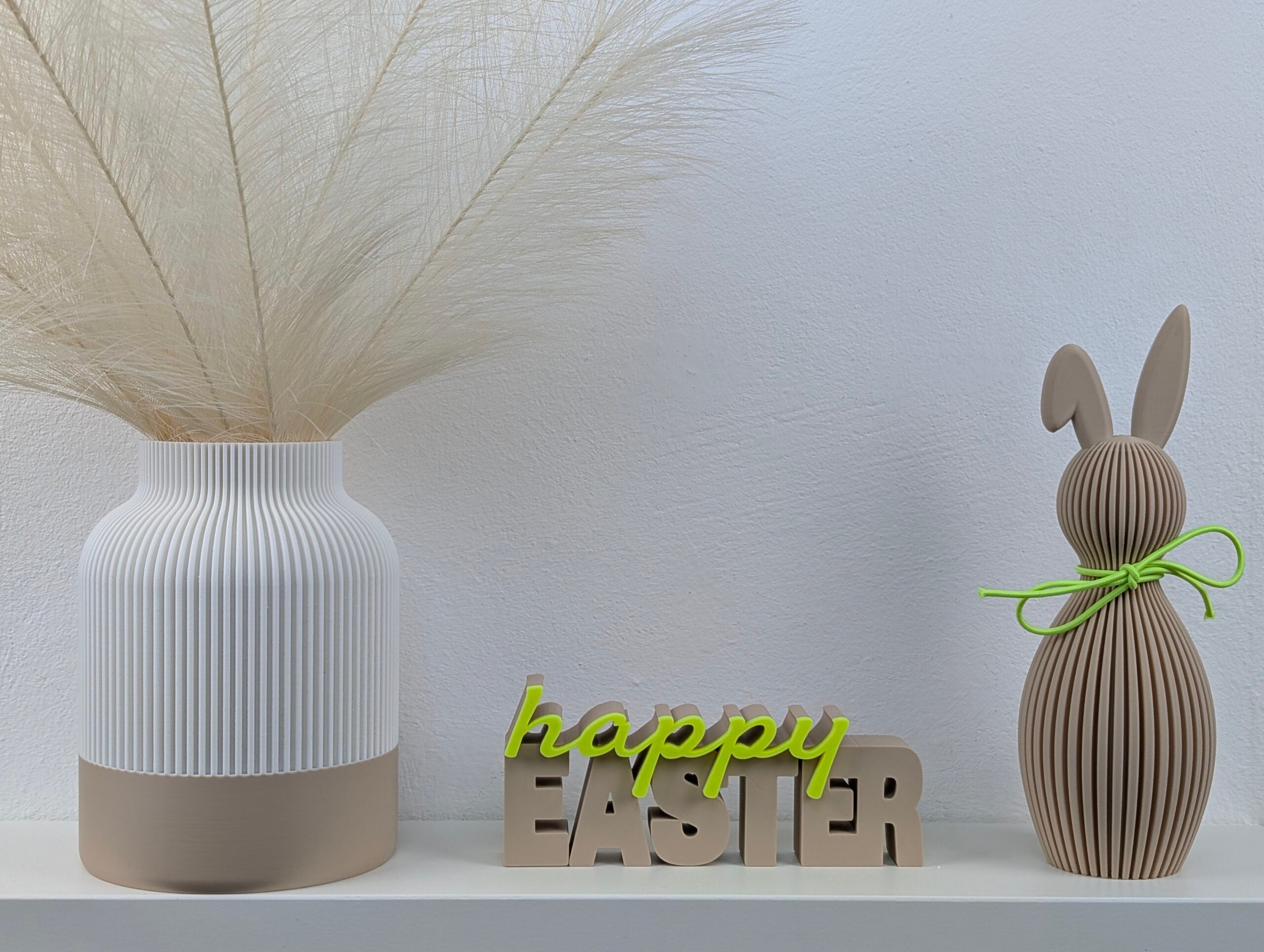 bymelli osterdeko mit schriftzug "happy easter", gerippter vase und dekorativem hasen