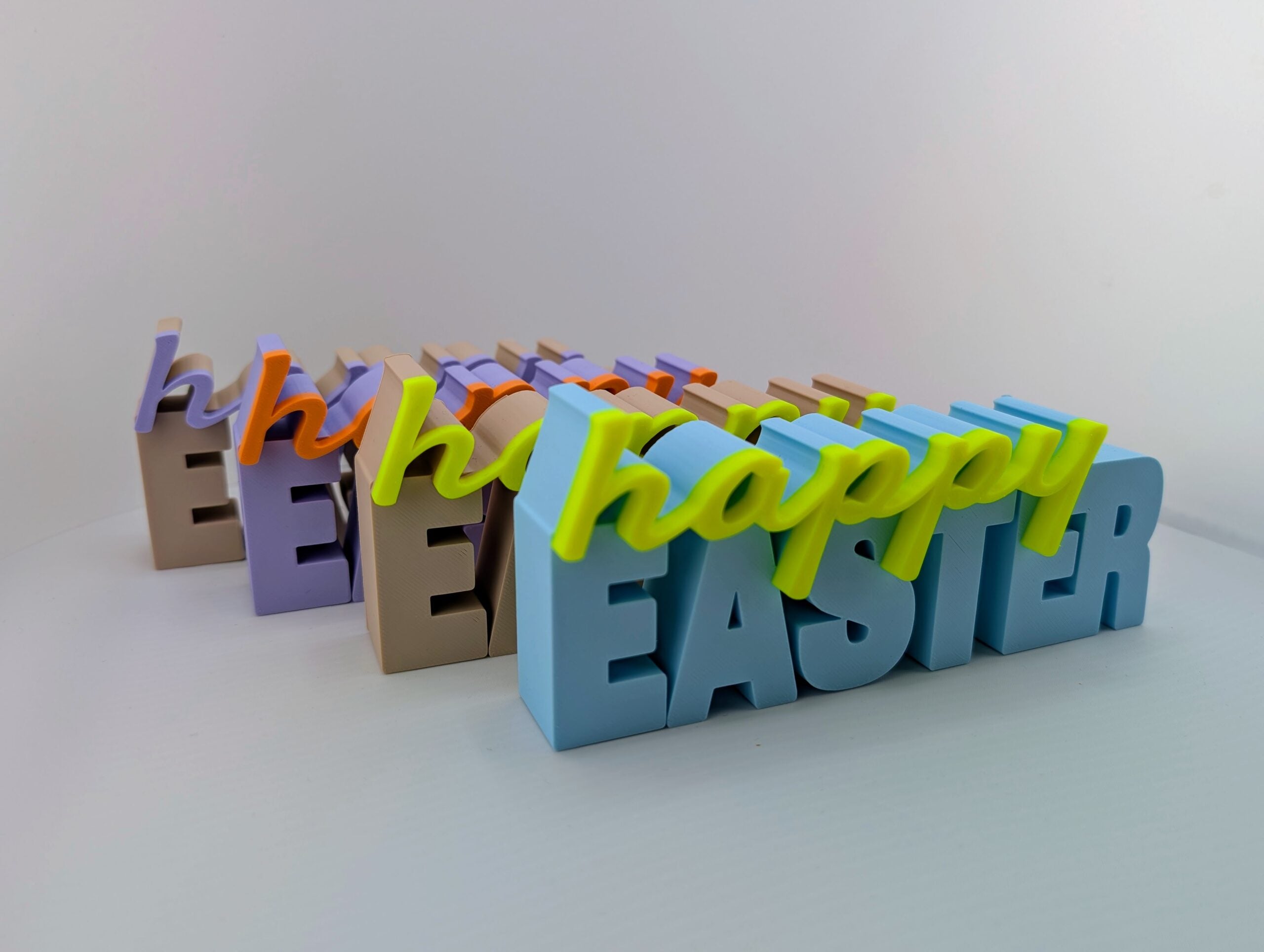 bymelli schriftzug "happy easter" mehrfarbige osterdeko aus 3d druck