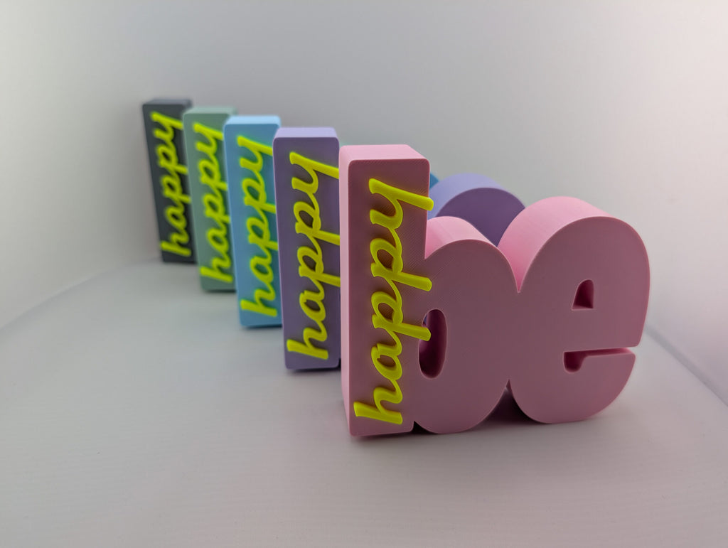 bymelli schriftzug "be happy" deko aus dem 3d-druck in verschiedenen farben